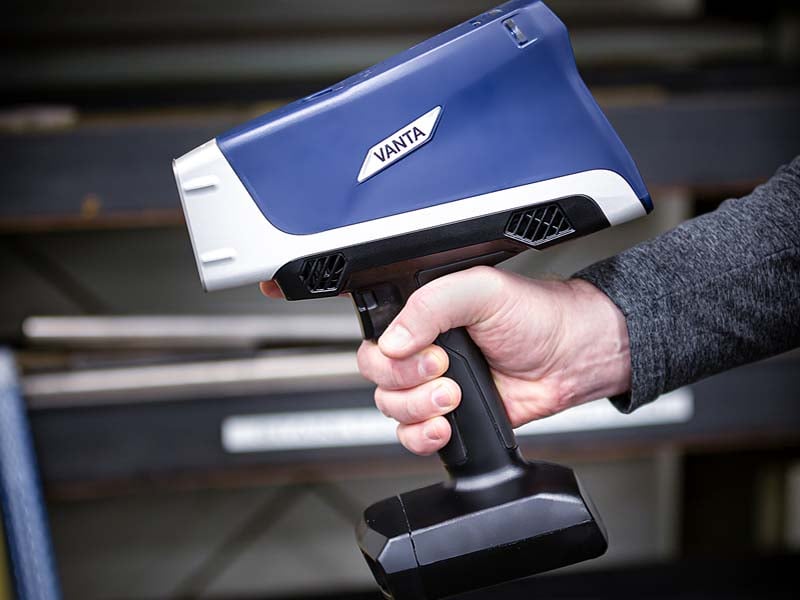 Ruční XRF spektrometr VANTA V2CR pro ověření materiálu na stavbě